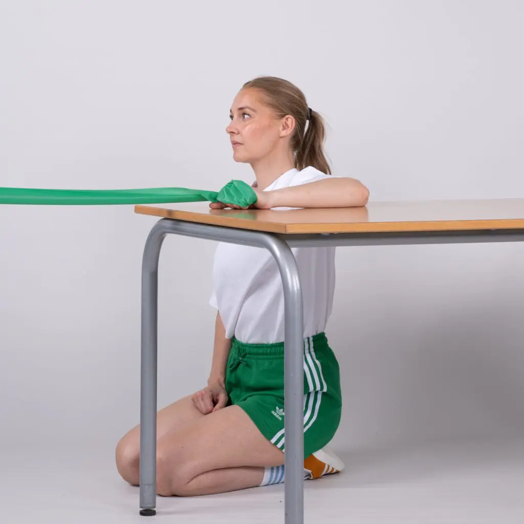 Fæst en træningselastik i bordhøjde