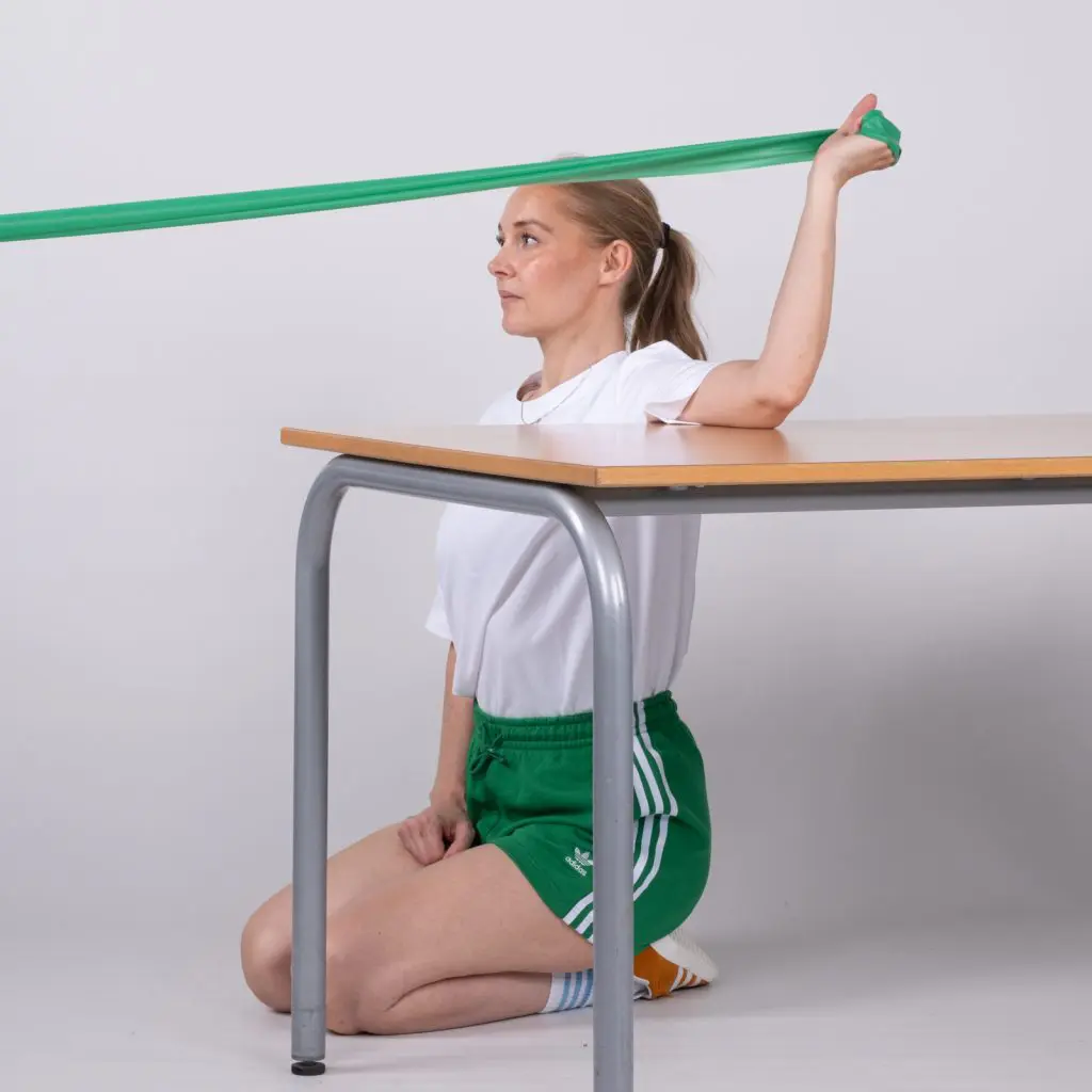 Fæst en træningselastik i bordhøjde 1