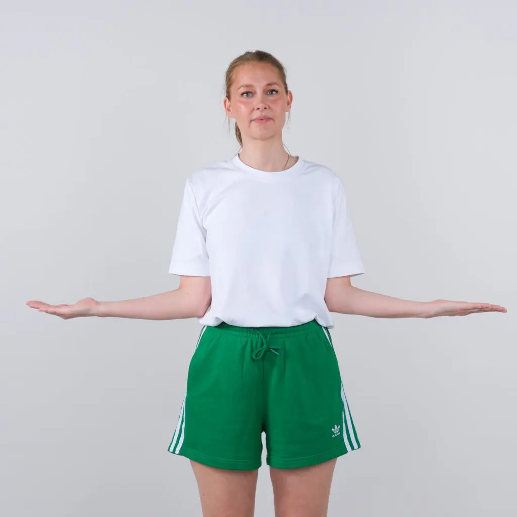 Stå med armene ned langs