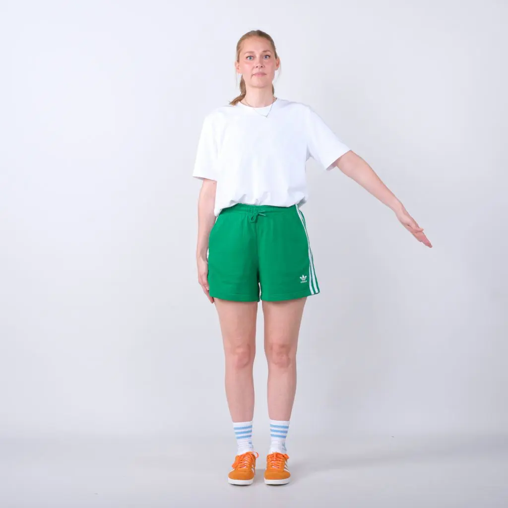 Stå med træningsarmen strakt ned langs kroppen 1