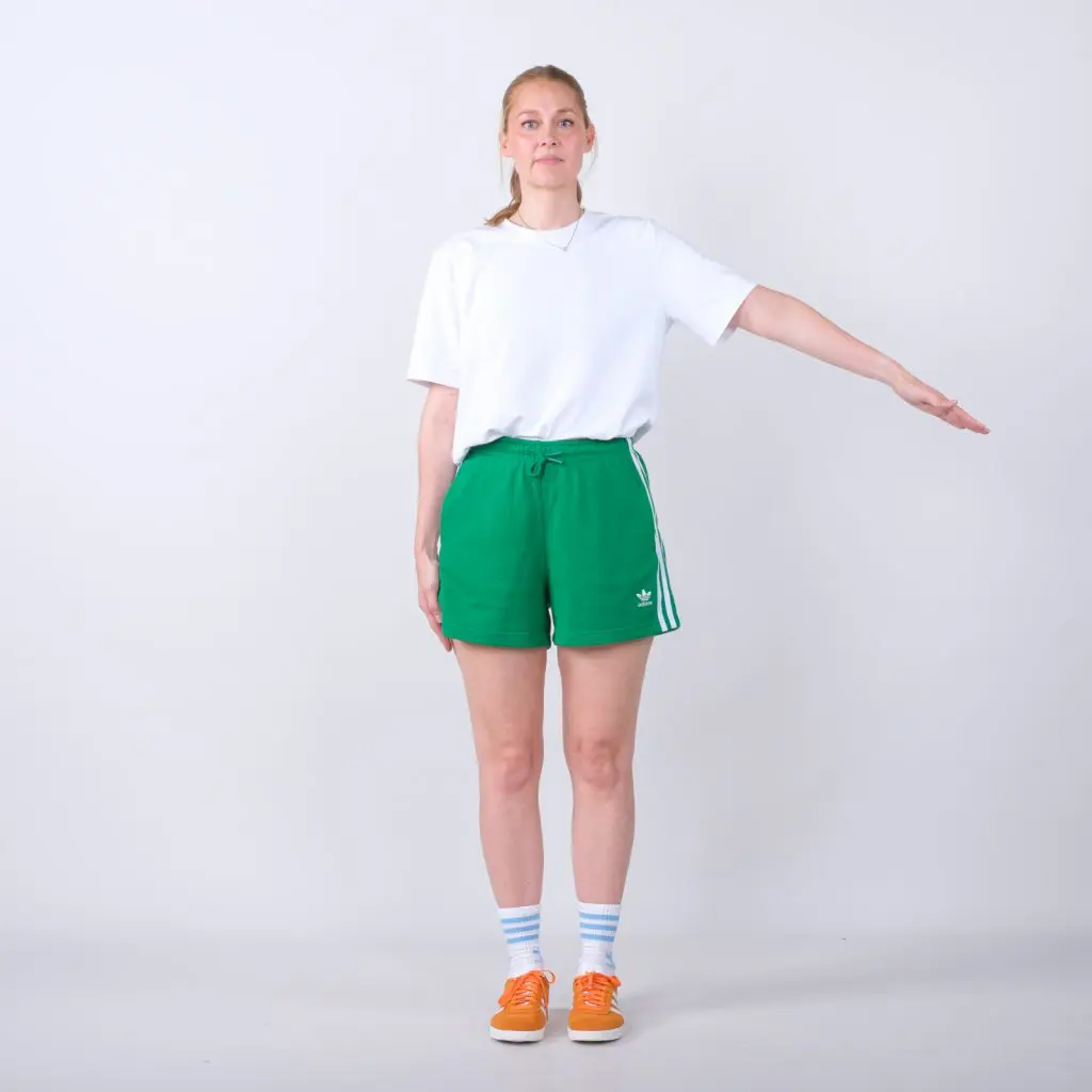 Stå med træningsarmen strakt ned langs kroppen